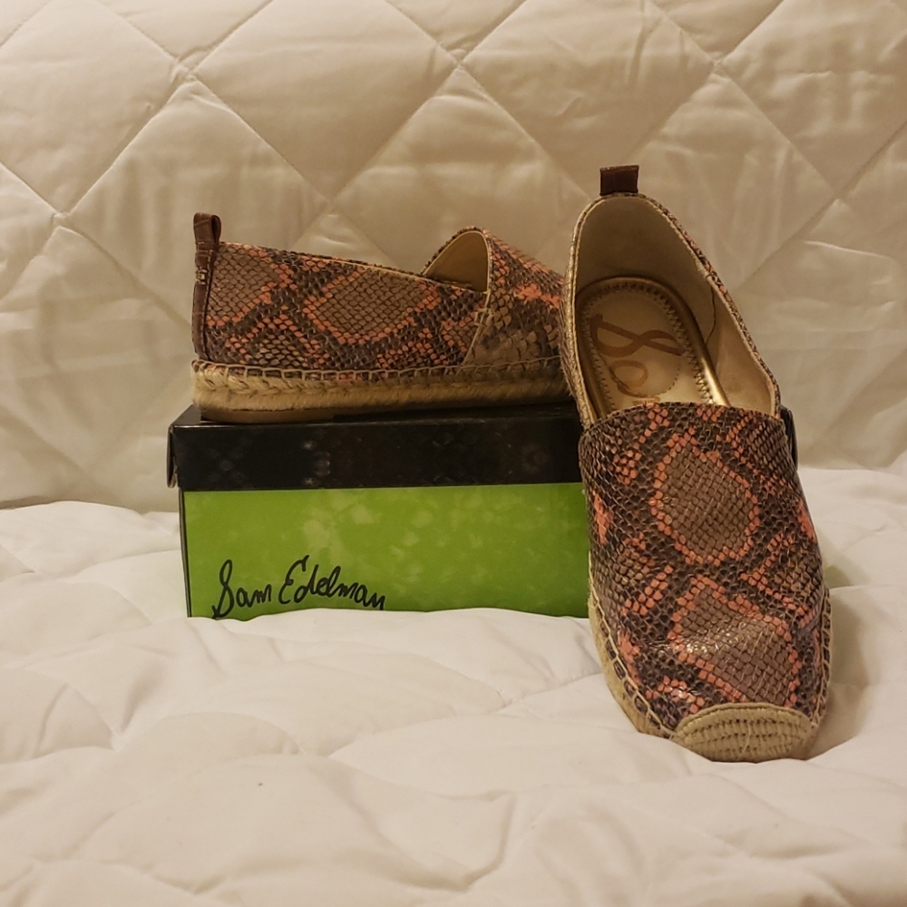 Sam Edelman peach snakeskincasual loafers